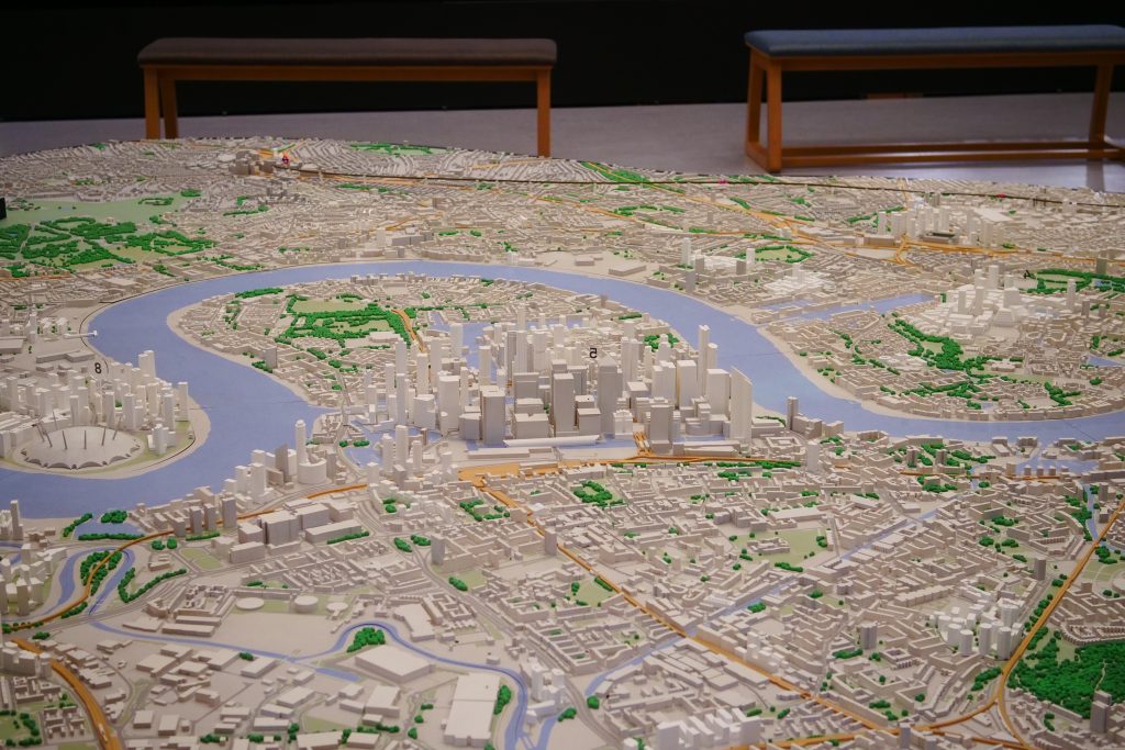 Modell der Stadt London 1:2000, dahinter Bänke
